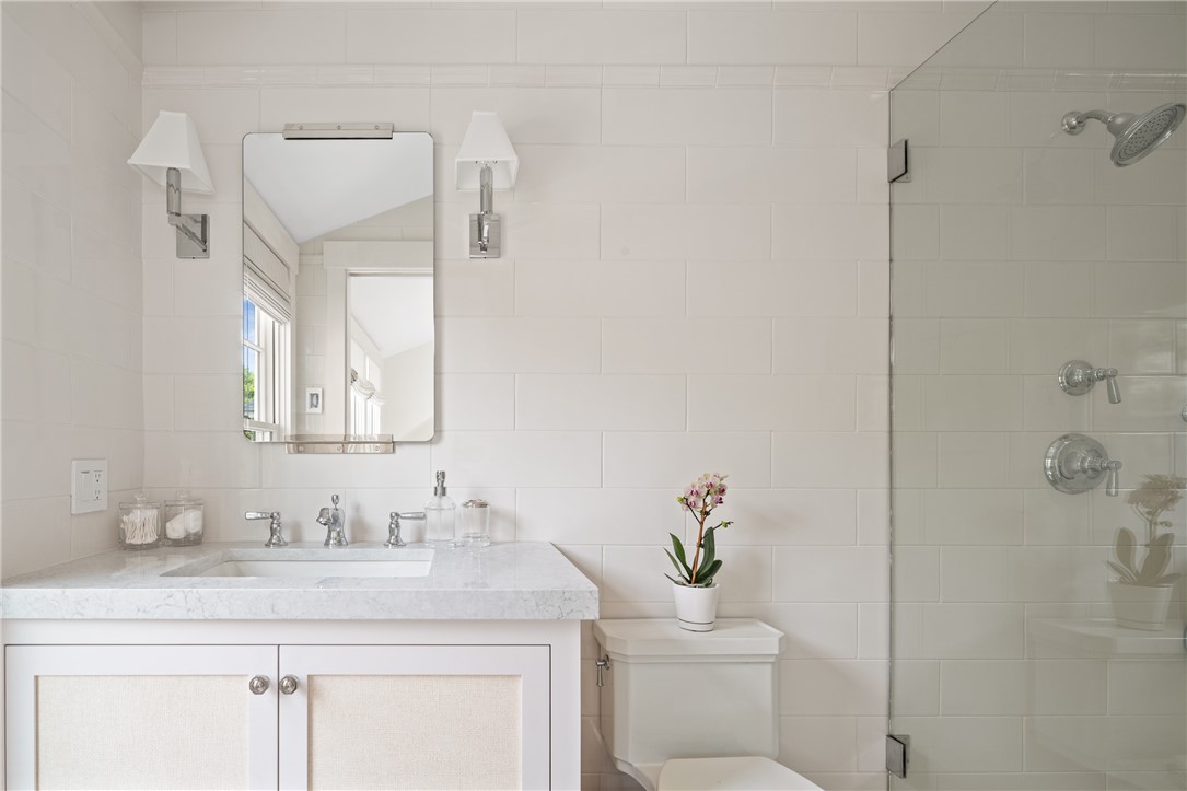 81 Roseneath Avenue Newport, RI 02840 - Photo 22 of 29 En suite bath to Bedroom #2