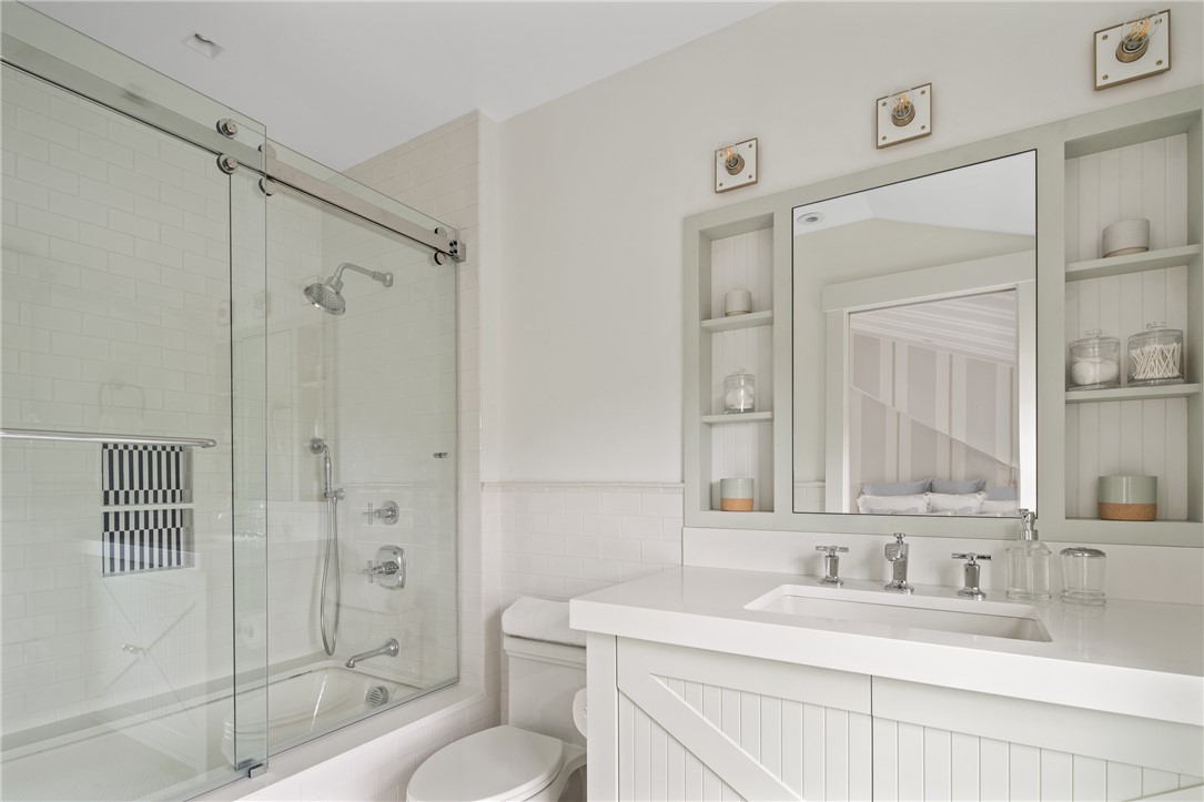 81 Roseneath Avenue Newport, RI 02840 - Photo 26 of 29 En suite bath to Bedroom #3 with tub/shower combo