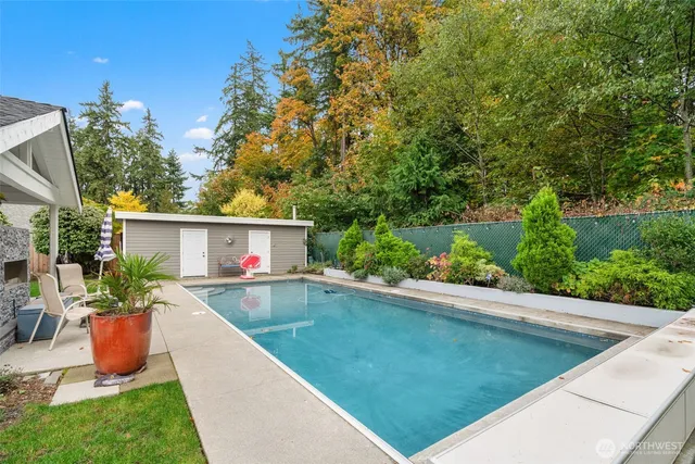 a view of a backyard