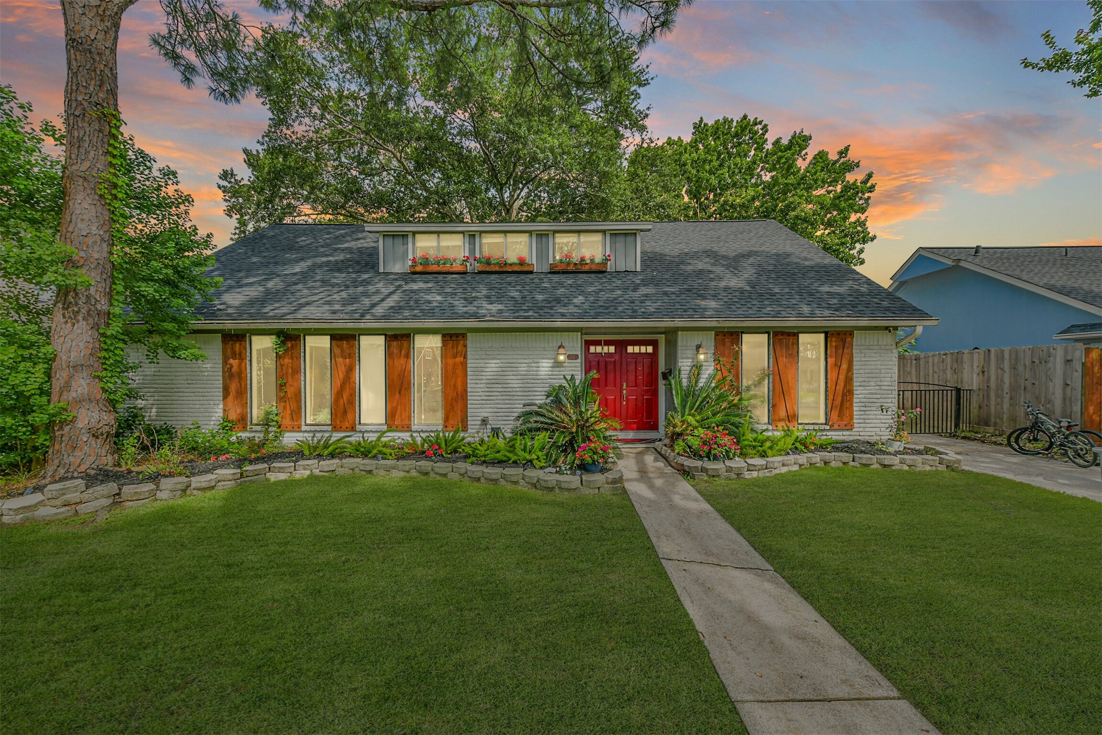 1723 Capstan Road Houston, TX 77062 - Photo 40 of 43 Welcome home to this beautifully maintained Clear Lake City residence.