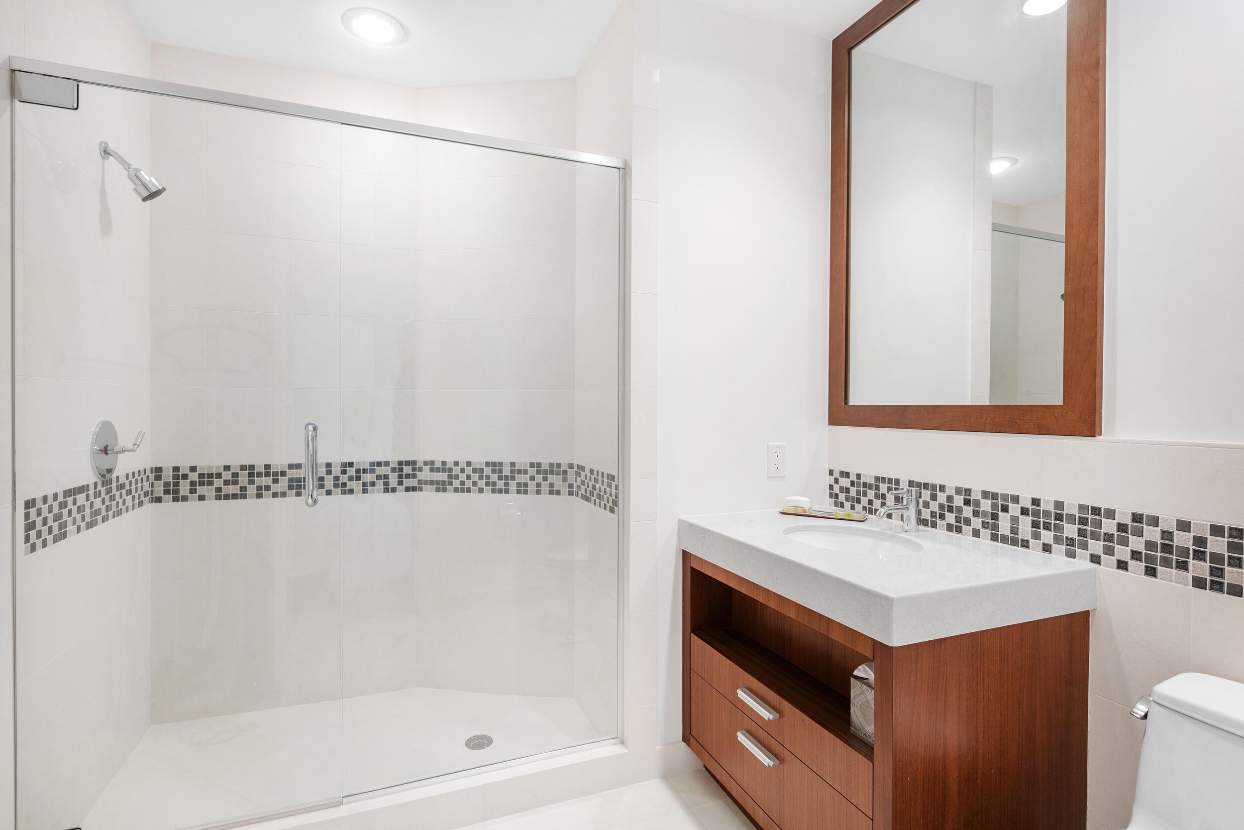 1000 South Ocean Boulevard, Unit 103 Boca Raton, FL 33432 - Photo 34 of 61 Guest bathroom