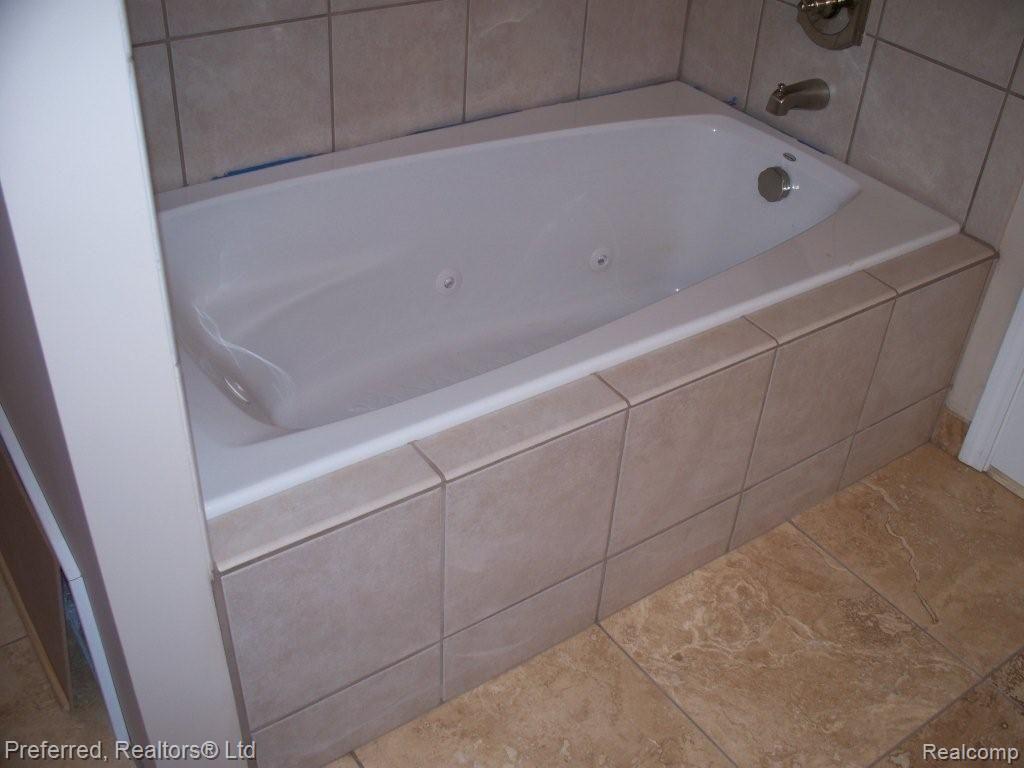 40352 Winfield Road Canton, MI 48188 - Photo 8 of 12 Jetted Tub