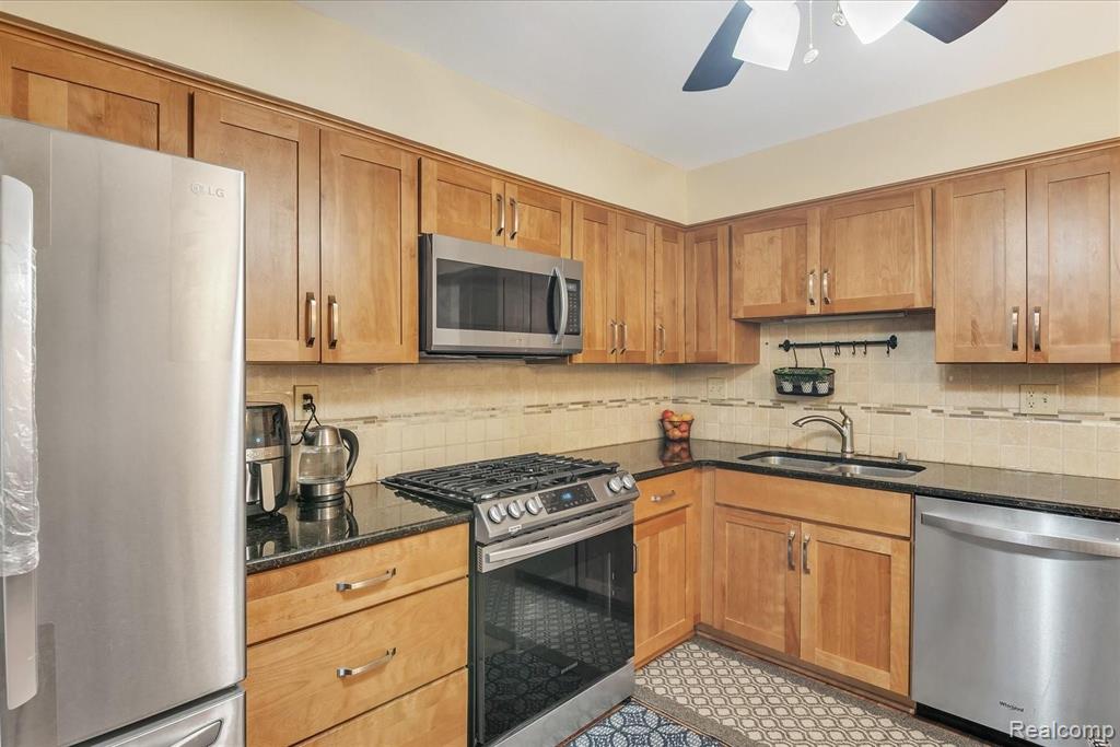 36944 Ridgedale Court, Unit 77 Farmington Hills, MI 48331 - Photo 17 of 38