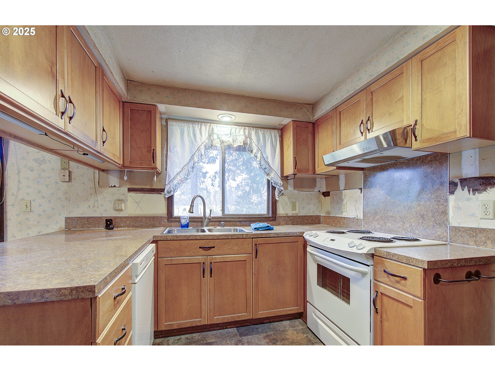 19409 Northeast Mattson Road Brush Prairie, WA 98606 - Photo 13 of 44 a kitchen with stainless steel appliances granite countertop a sink stove and cabinets
