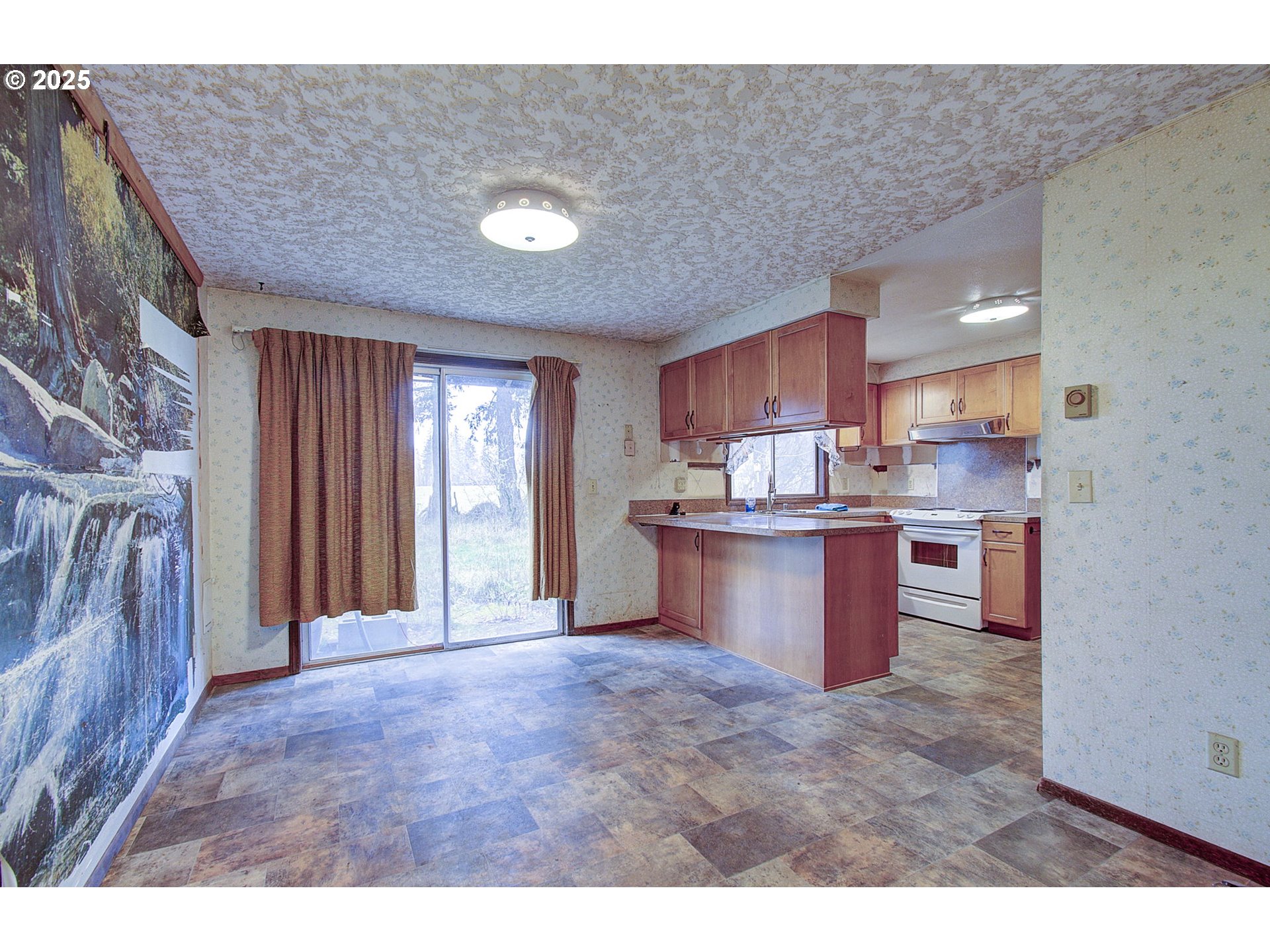 19409 Northeast Mattson Road Brush Prairie, WA 98606 - Photo 9 of 44 a open kitchen with kitchen island a sink dishwasher a stove and a refrigerator with large window