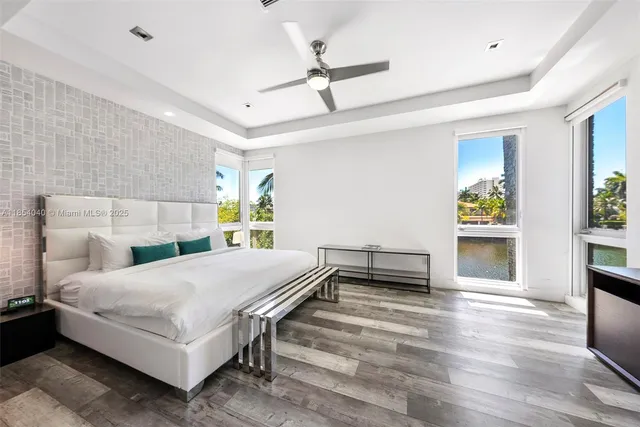 a en suite bathroom with a double vanity sink and a mirror