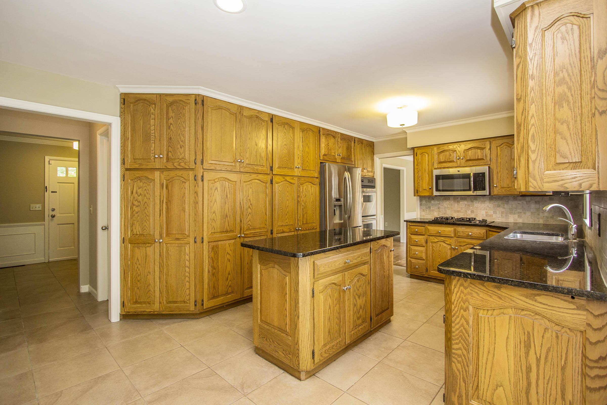 2586 Lane Road Columbus, OH 43220 - Photo 11 of 33 Gallery Image 11