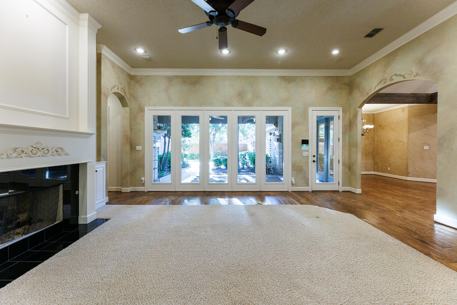 9809 Topeka Avenue Lubbock, TX 79424 - Photo 19 of 87 Living Room