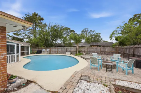 a view of a backyard