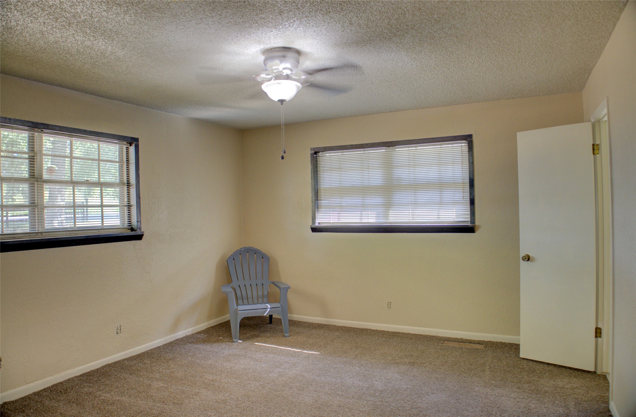 12420 South Garnett Road Broken Arrow, OK 74011 - Photo 35 of 44 Wall-to-wall carpeting and neutral wall tones