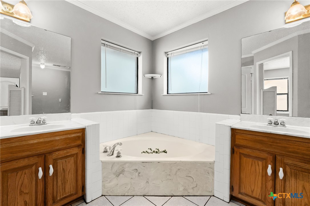 2187 Stagecoach Road Killeen, TX 76542 - Photo 13 of 27 a bathroom with a tub sink and mirror