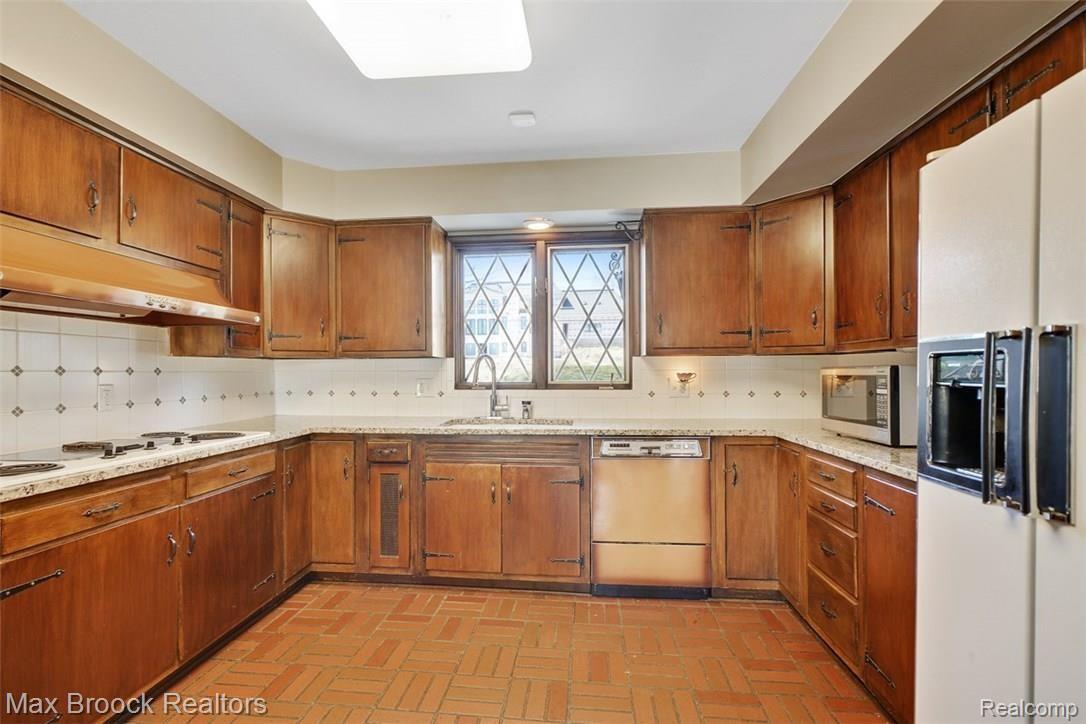 6765 Meadowlake Road Bloomfield Hills, MI 48301 - Photo 8 of 29 dsc01610-dsc01614.jpg