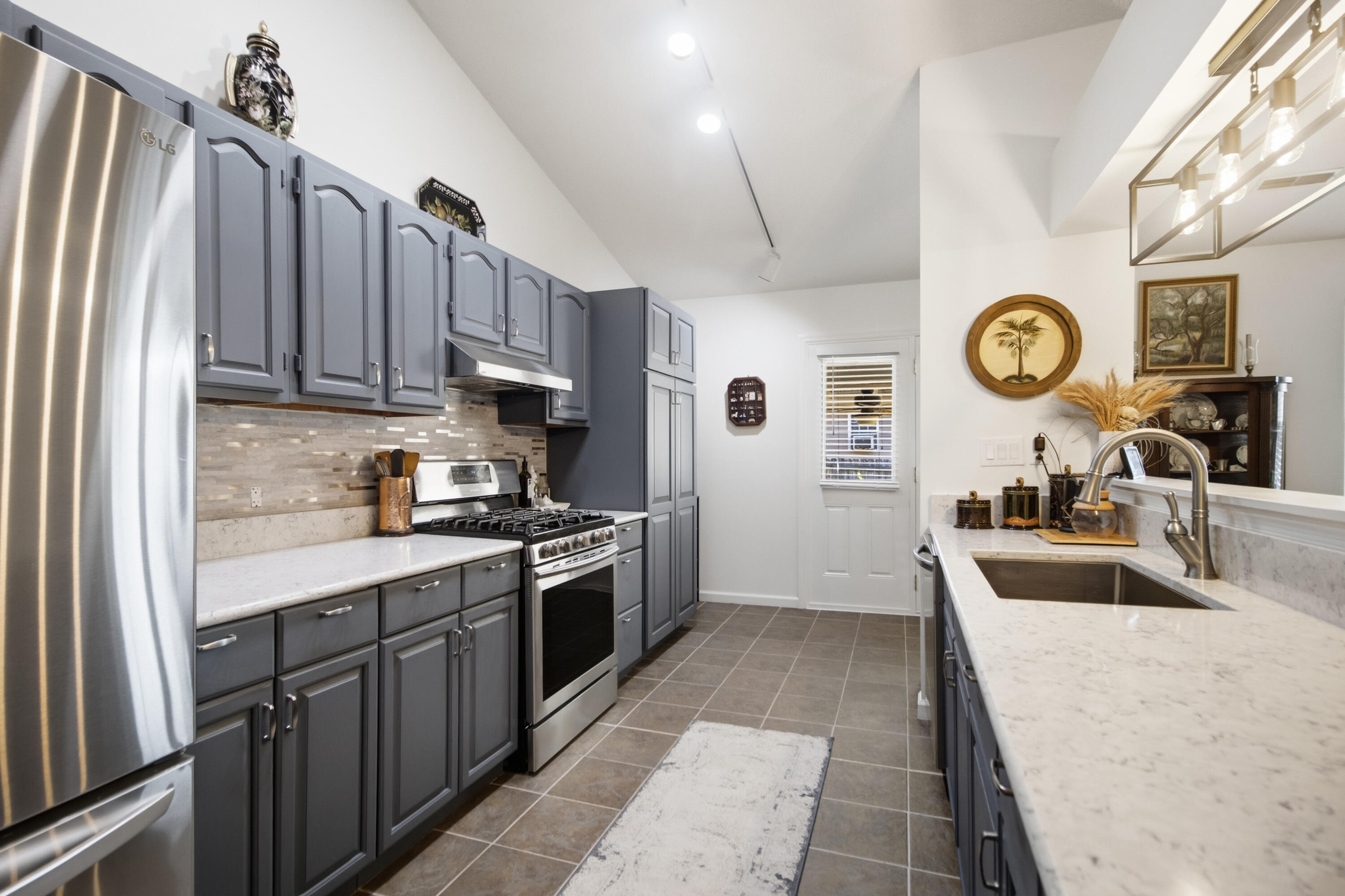 197 Lancaster Road Summerville, SC 29485 - Photo 15 of 46 Solid Surface Counter Tops