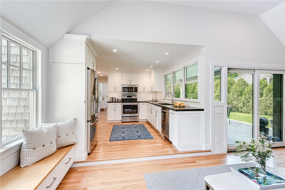 39 Salisbury Road Barrington, RI 02806 - Photo 3 of 34