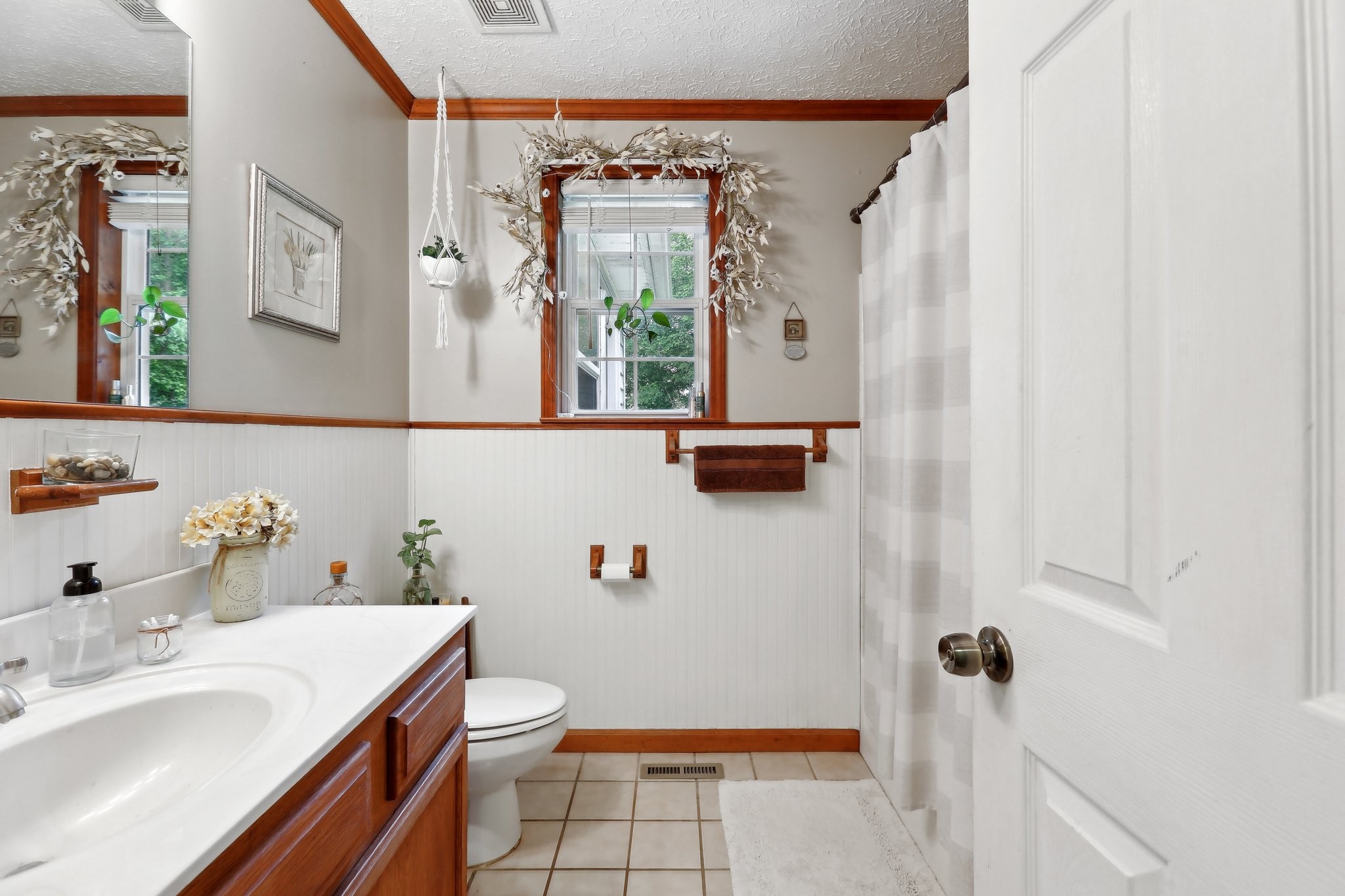 401 Harper Road Clarksville, TN 37043 - Photo 41 of 79 a bathroom with a sink a toilet and shower curtain