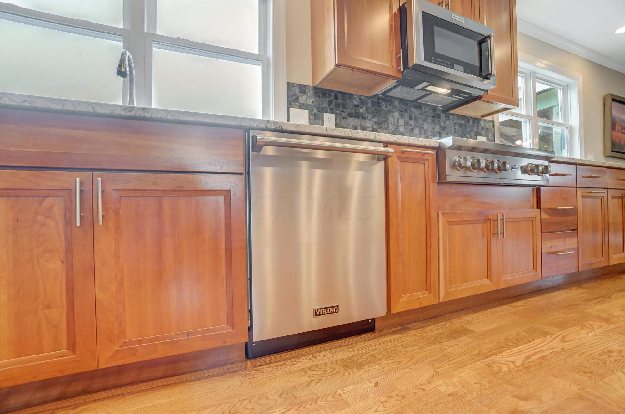 8205 Roberts Road Hilliard, OH 43026 - Photo 18 of 81 Viking Appliances