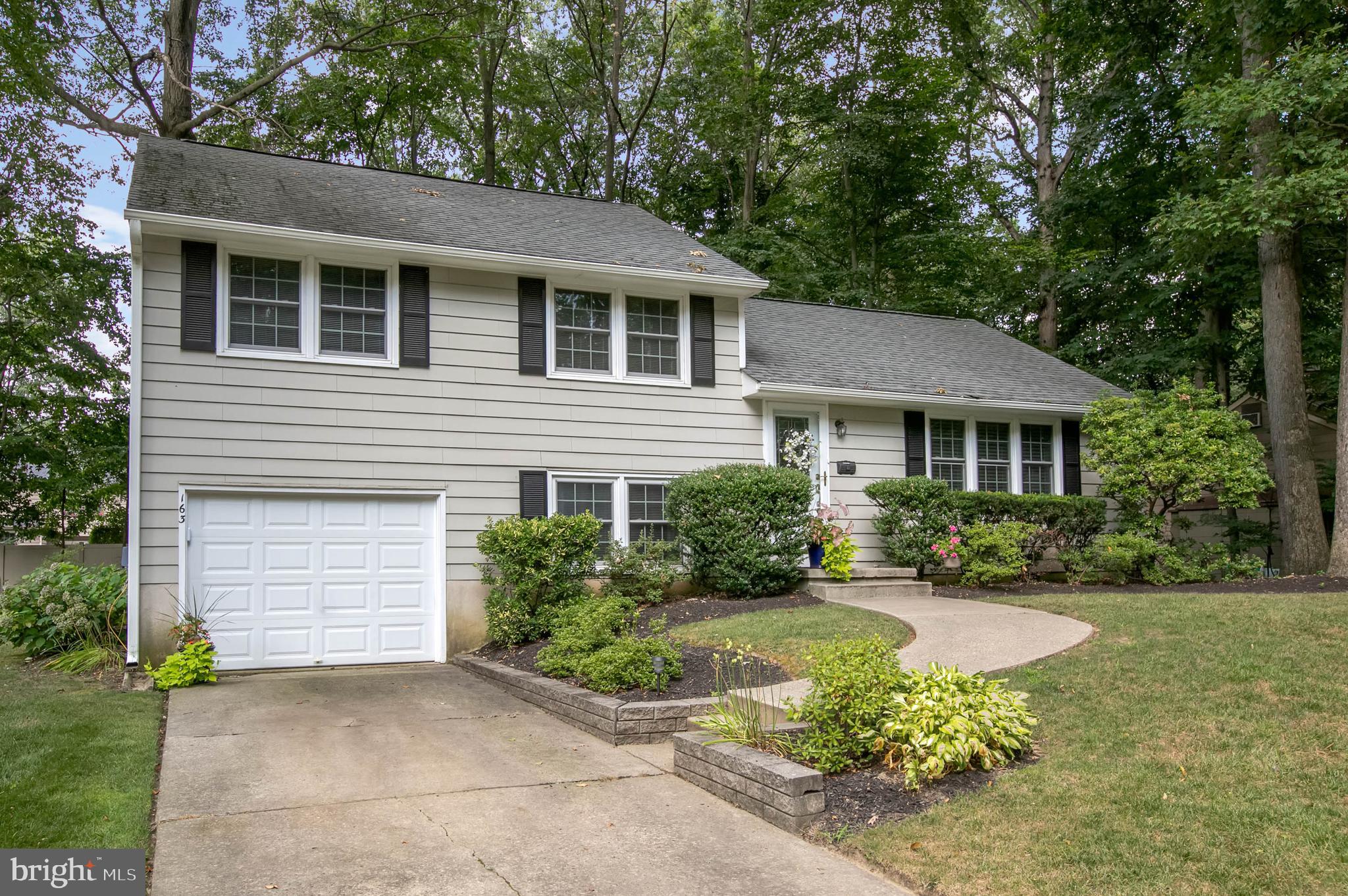 163 Oxford Road Delran, NJ 08075 - Photo 2 of 29 Nicely Landscaped Exterior