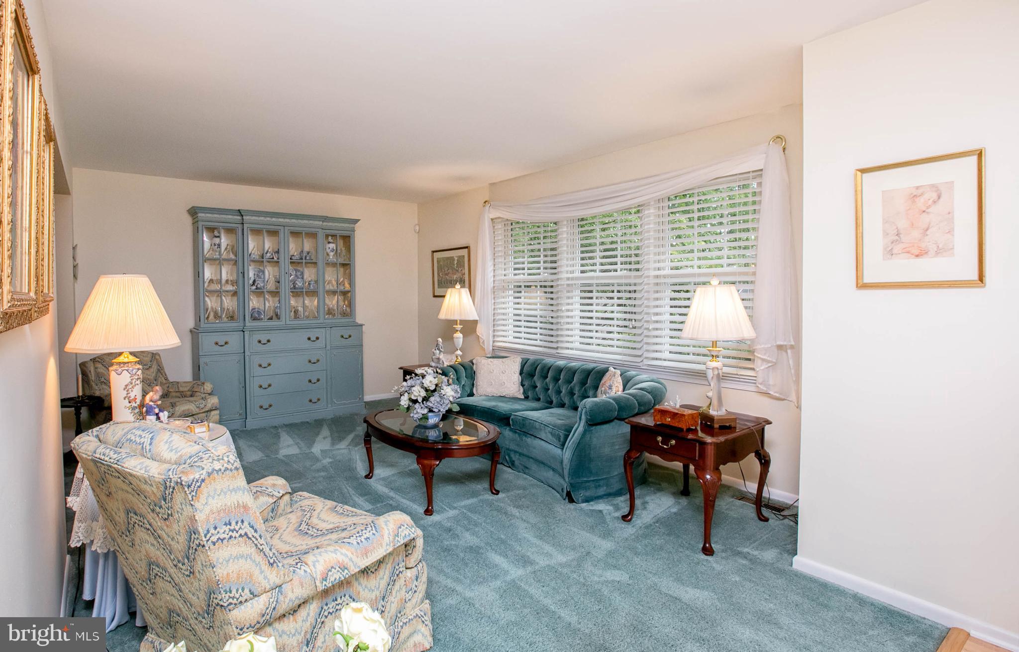 163 Oxford Road Delran, NJ 08075 - Photo 4 of 29 Living Room