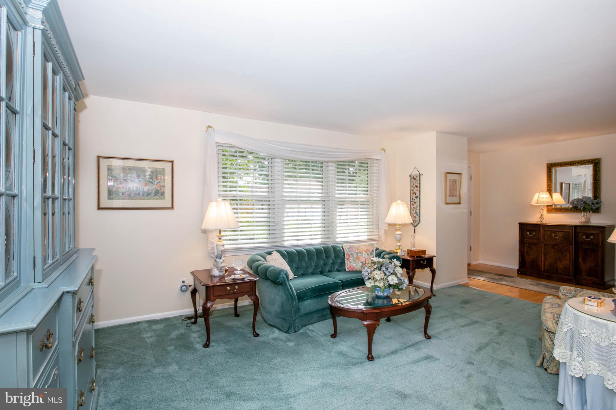 163 Oxford Road Delran, NJ 08075 - Photo 5 of 29 Living Room