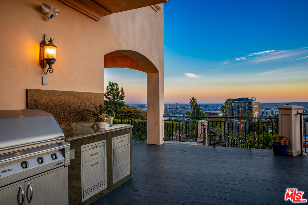 1260 St Ives Place Los Angeles, CA 90069 - Photo 14 of 34