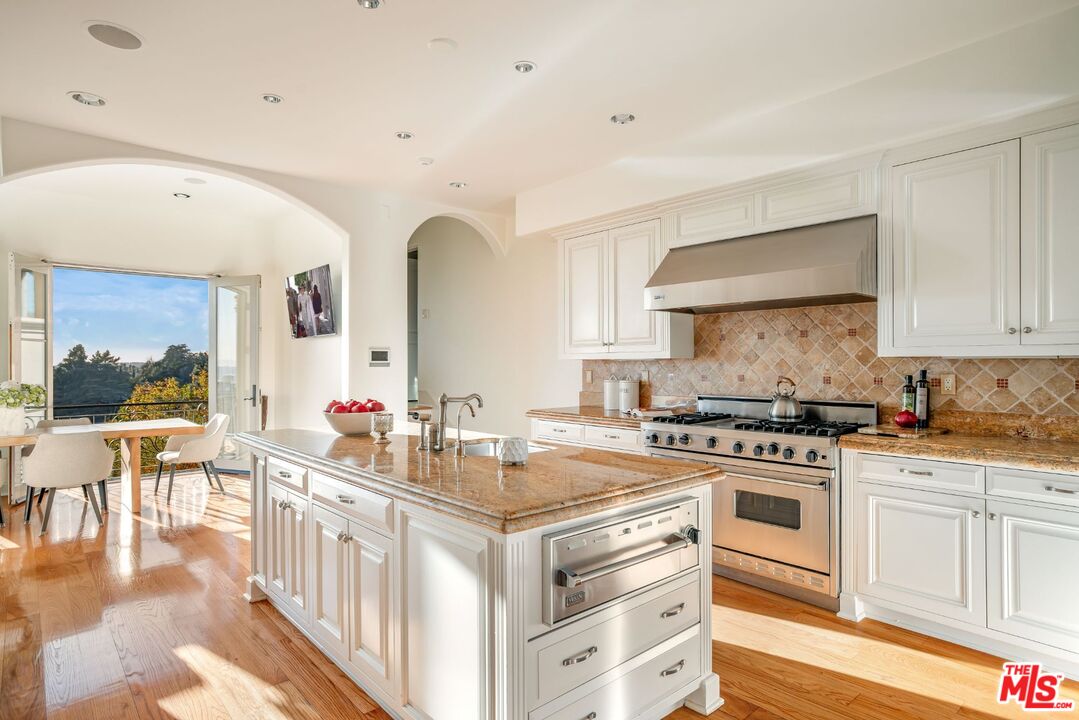 1260 St Ives Place Los Angeles, CA 90069 - Photo 15 of 34