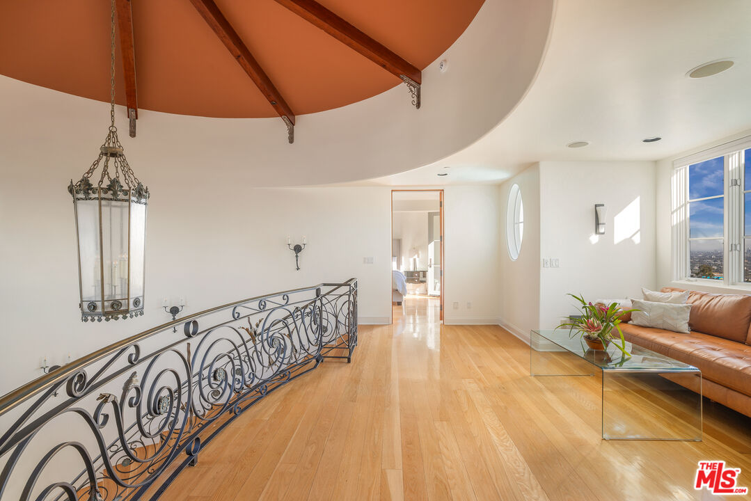 1260 St Ives Place Los Angeles, CA 90069 - Photo 16 of 34