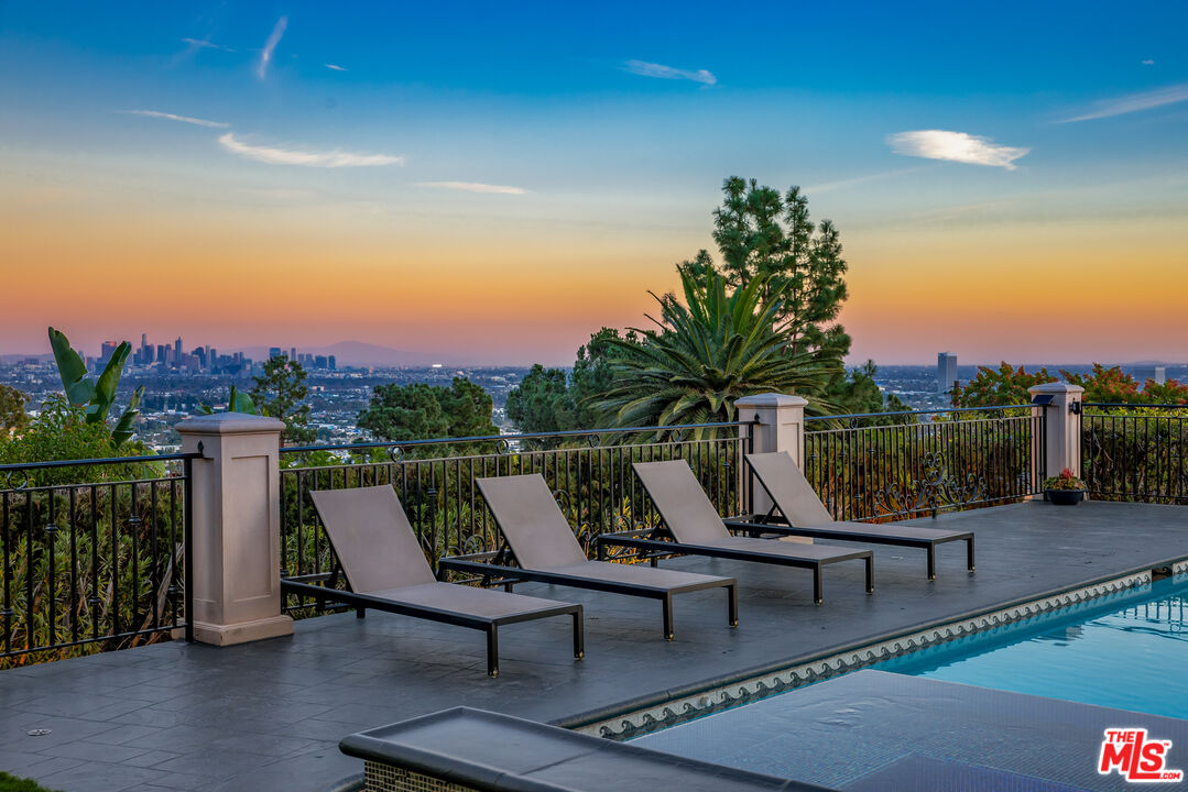 1260 St Ives Place Los Angeles, CA 90069 - Photo 5 of 34