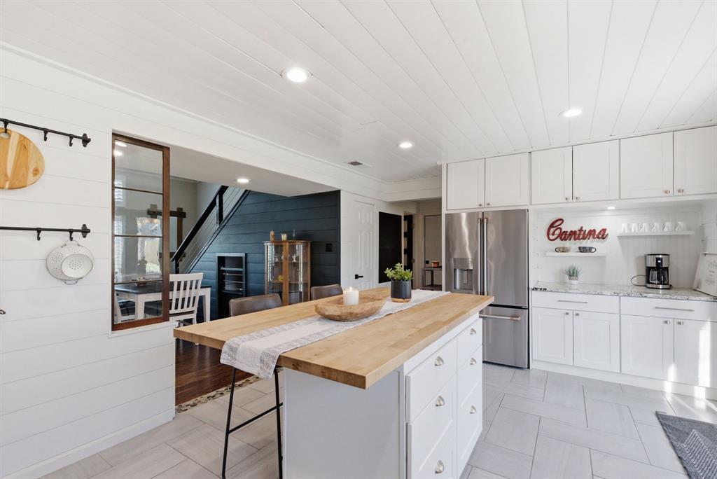 5206 Wedgefield Road Granbury, TX 76049 - Photo 11 of 39 a kitchen with kitchen island a stove a sink and a refrigerator