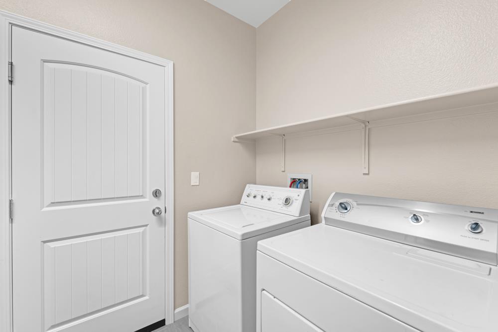 542 Legado Drive Soledad, CA 93960 - Photo 14 of 28 a utility room with dryer and washer