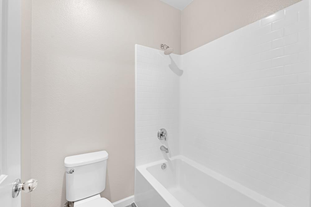 542 Legado Drive Soledad, CA 93960 - Photo 18 of 28 a bathroom with a bathtub and toilet