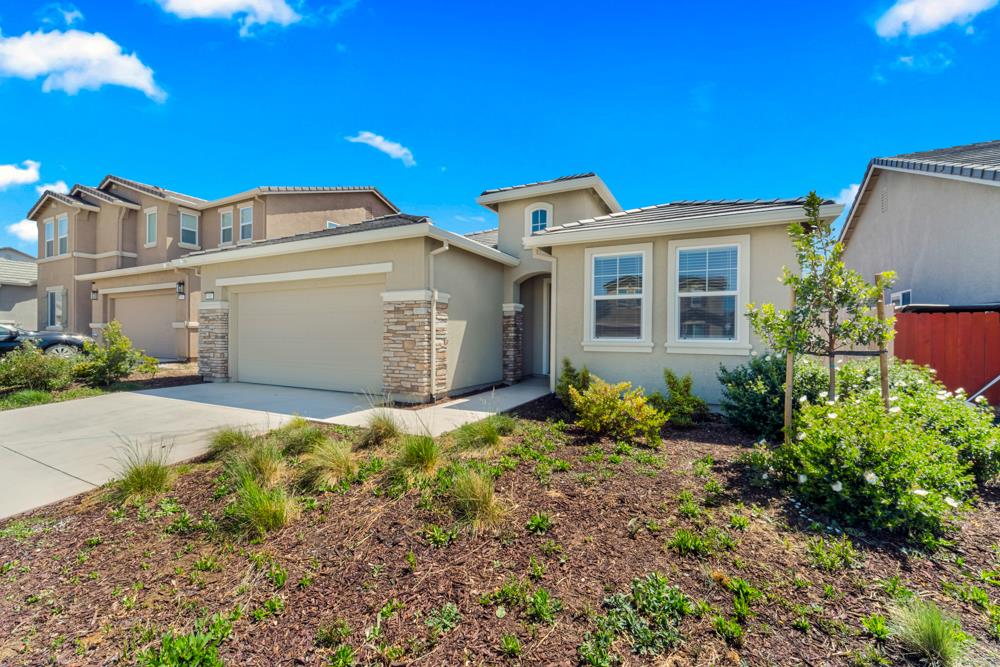 542 Legado Drive Soledad, CA 93960 - Photo 2 of 28 a view of a house with a yard