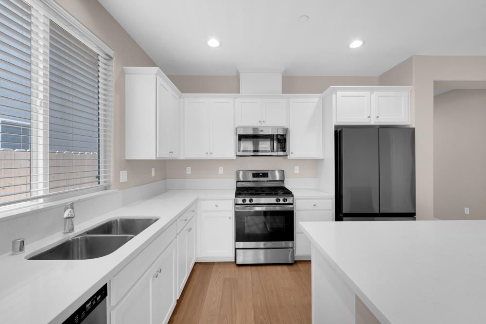 542 Legado Drive Soledad, CA 93960 - Photo 4 of 28 a kitchen with a sink stove and refrigerator