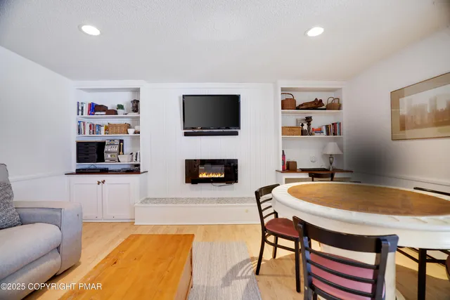 $900,000 | 113 Indian Drive, Greentown, PA 18426