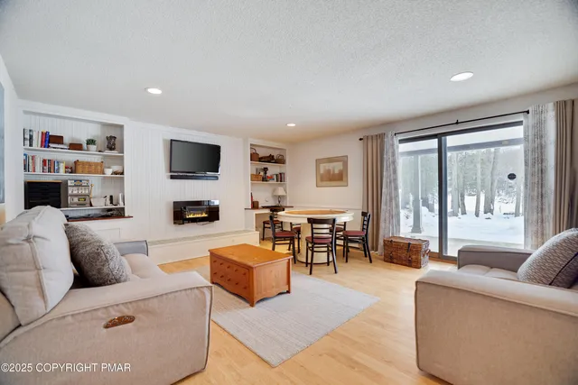 $900,000 | 113 Indian Drive, Greentown, PA 18426