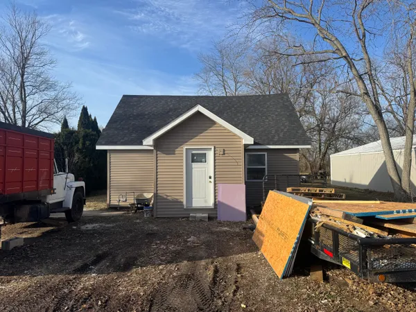a view of a house with backyard