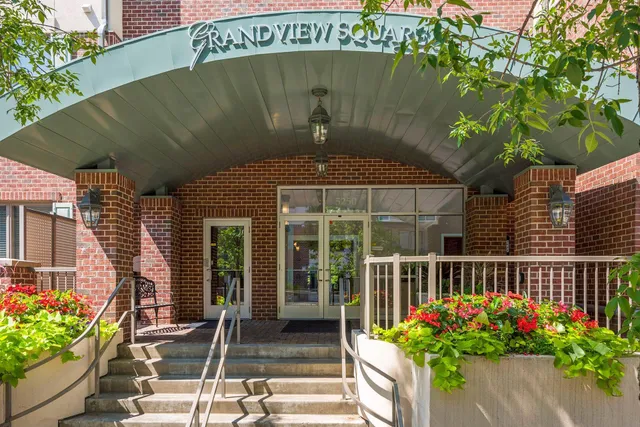 $600,000 | 5250 Grandview Square, Unit 2402, Edina, MN 55436