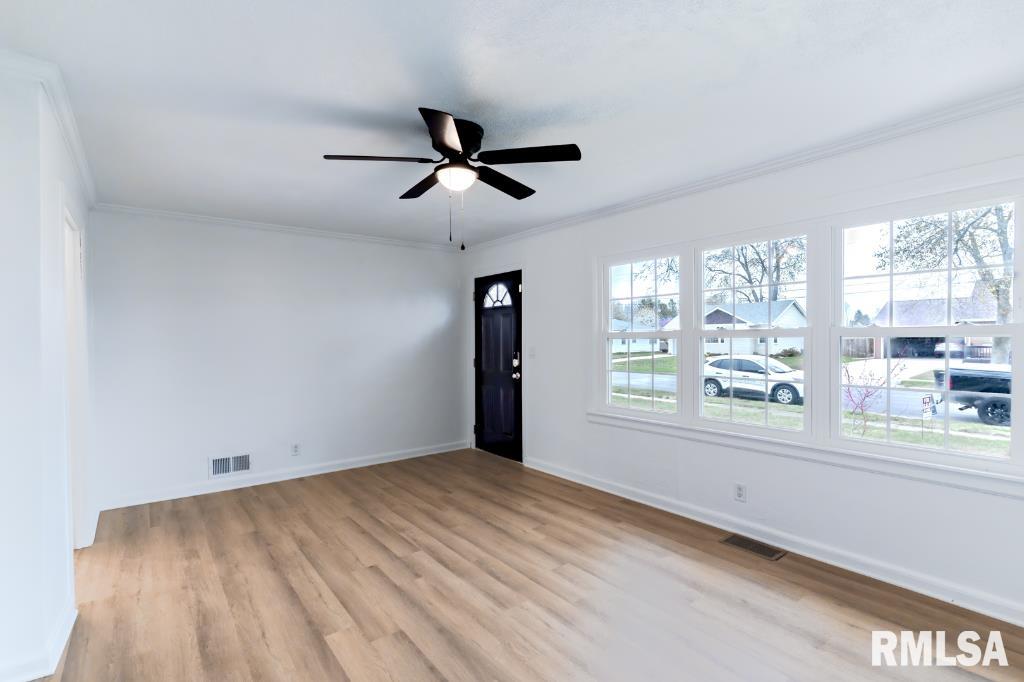 108 Lynn Street Washington, IL 61571 - Photo 3 of 18 Gallery Image 3