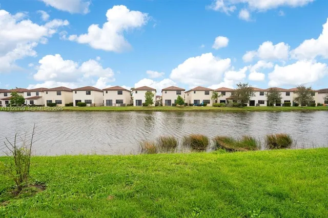 a view of a tennis court