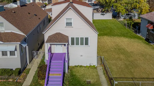 a view of front of house with a yard