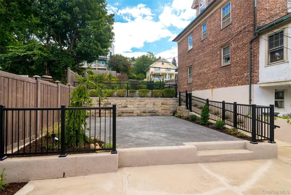 a view of a entrance gate of the house