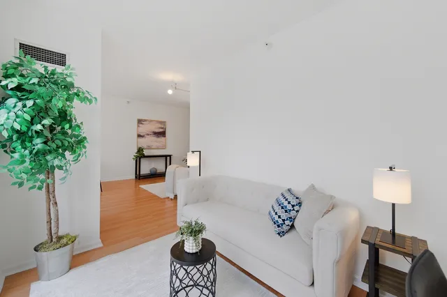 $349,000 | 600 North Dearborn Street, Unit 809, Chicago, IL 60654