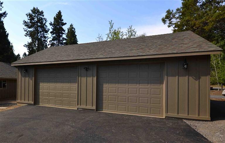 19063 Baker Road Bend, OR 97702 - Photo 13 of 25 a backyard of the house