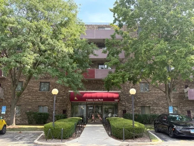 a sign that is sitting in the middle of a yard