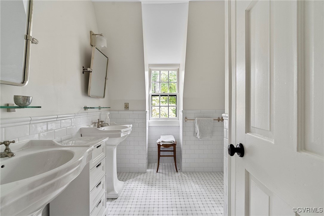 10700 Darby Circle Midlothian, VA 23113 - Photo 37 of 50 a bathroom with a sink a toilet and shower