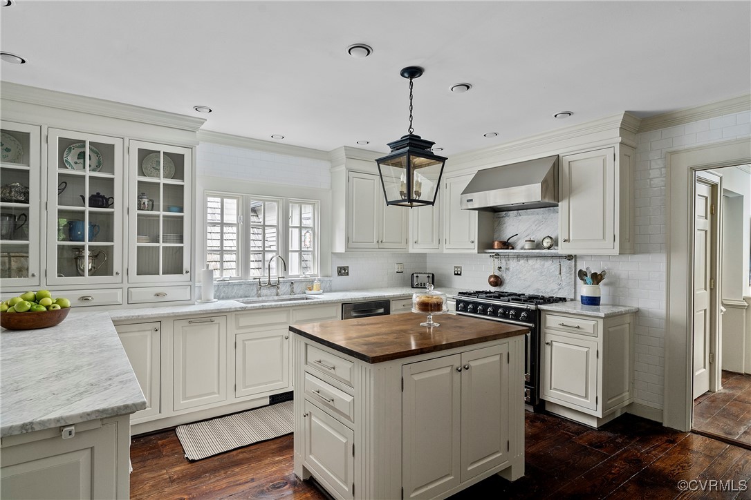 10700 Darby Circle Midlothian, VA 23113 - Photo 5 of 50 a kitchen with granite countertop a sink a counter space appliances and cabinets