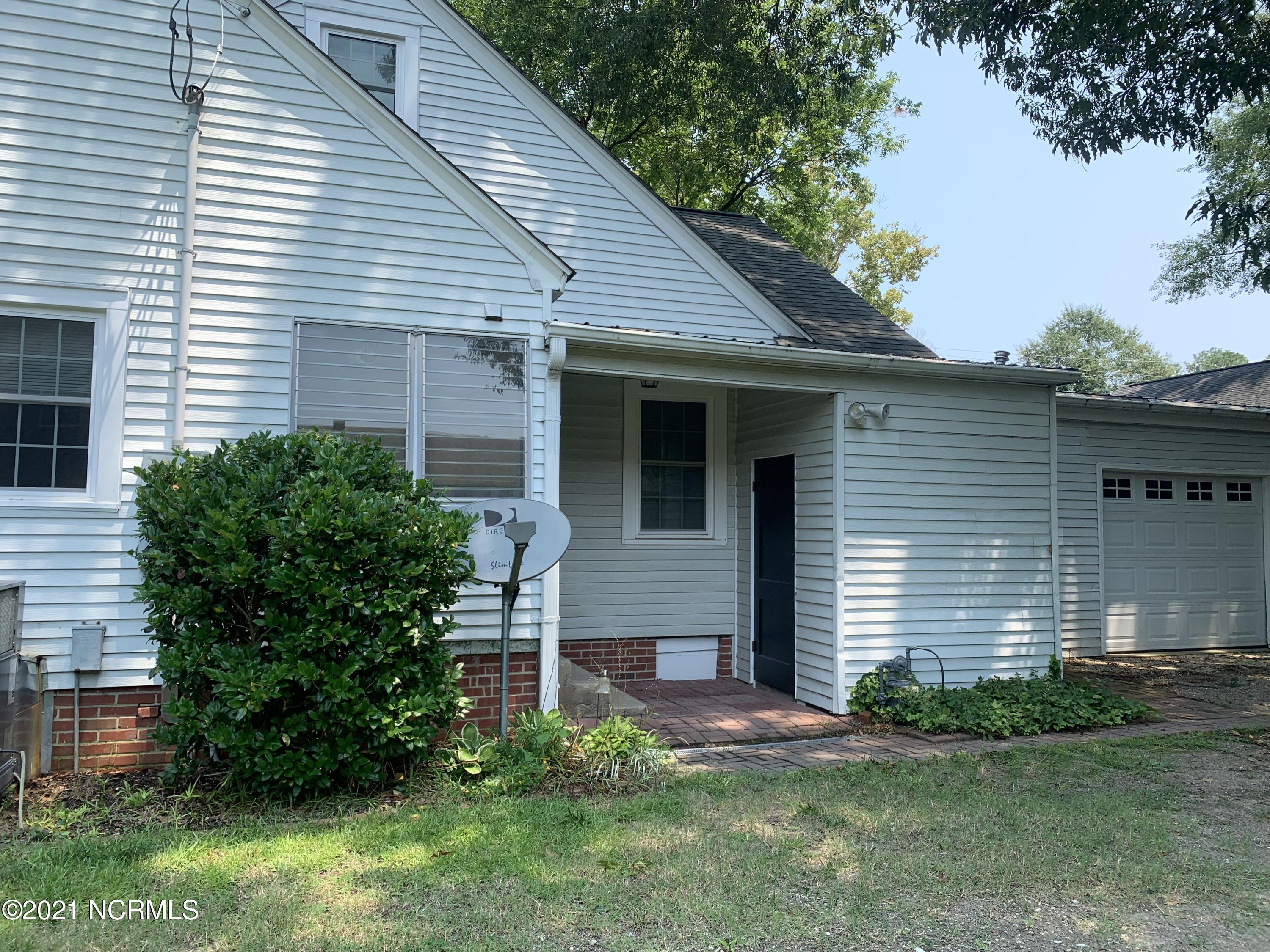 1017 Nicholson Street Washington, NC 27889 - Photo 16 of 27 Side yard, plenty of parking