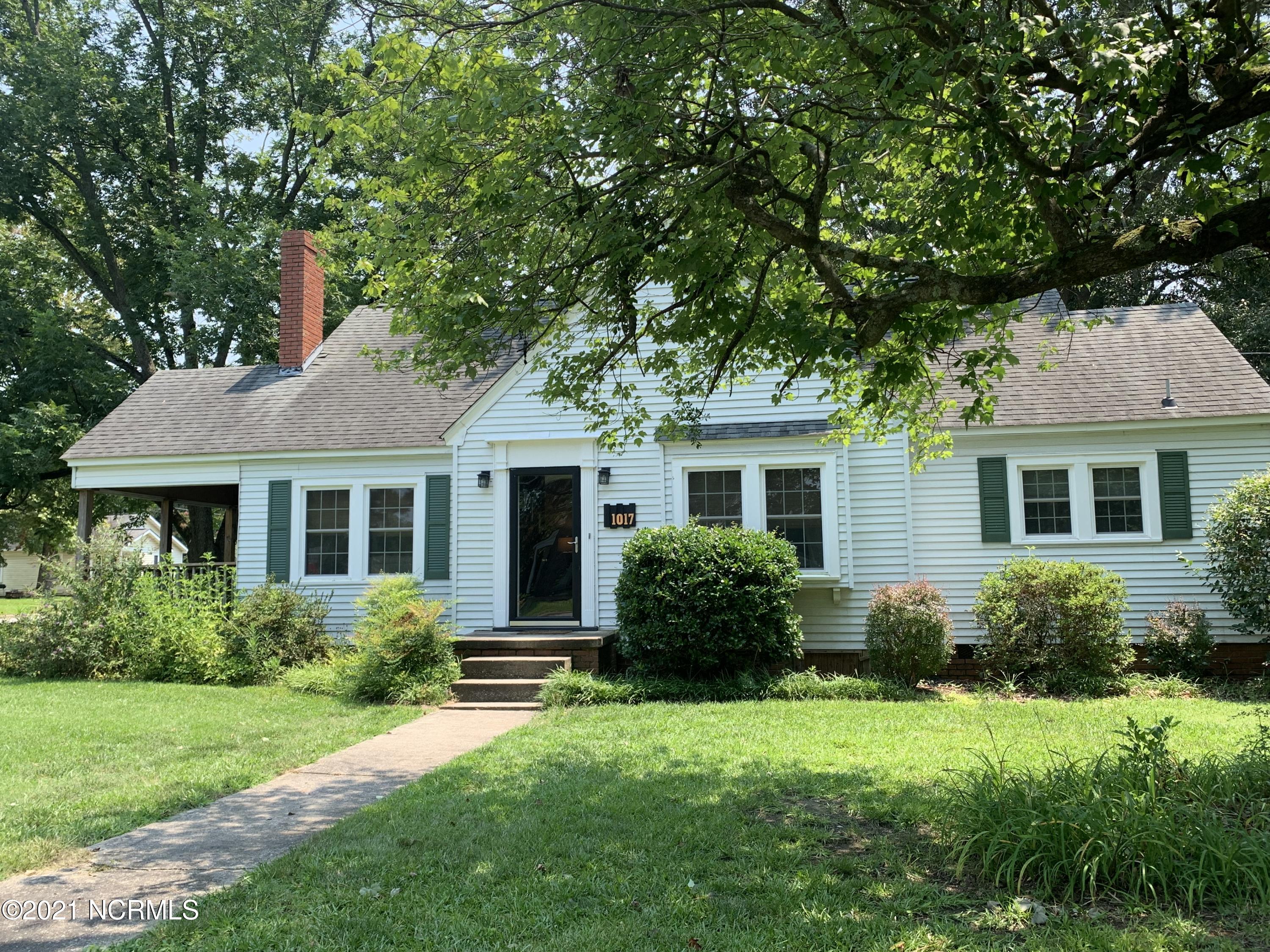 1017 Nicholson Street Washington, NC 27889 - Photo 19 of 27 Lovely yard