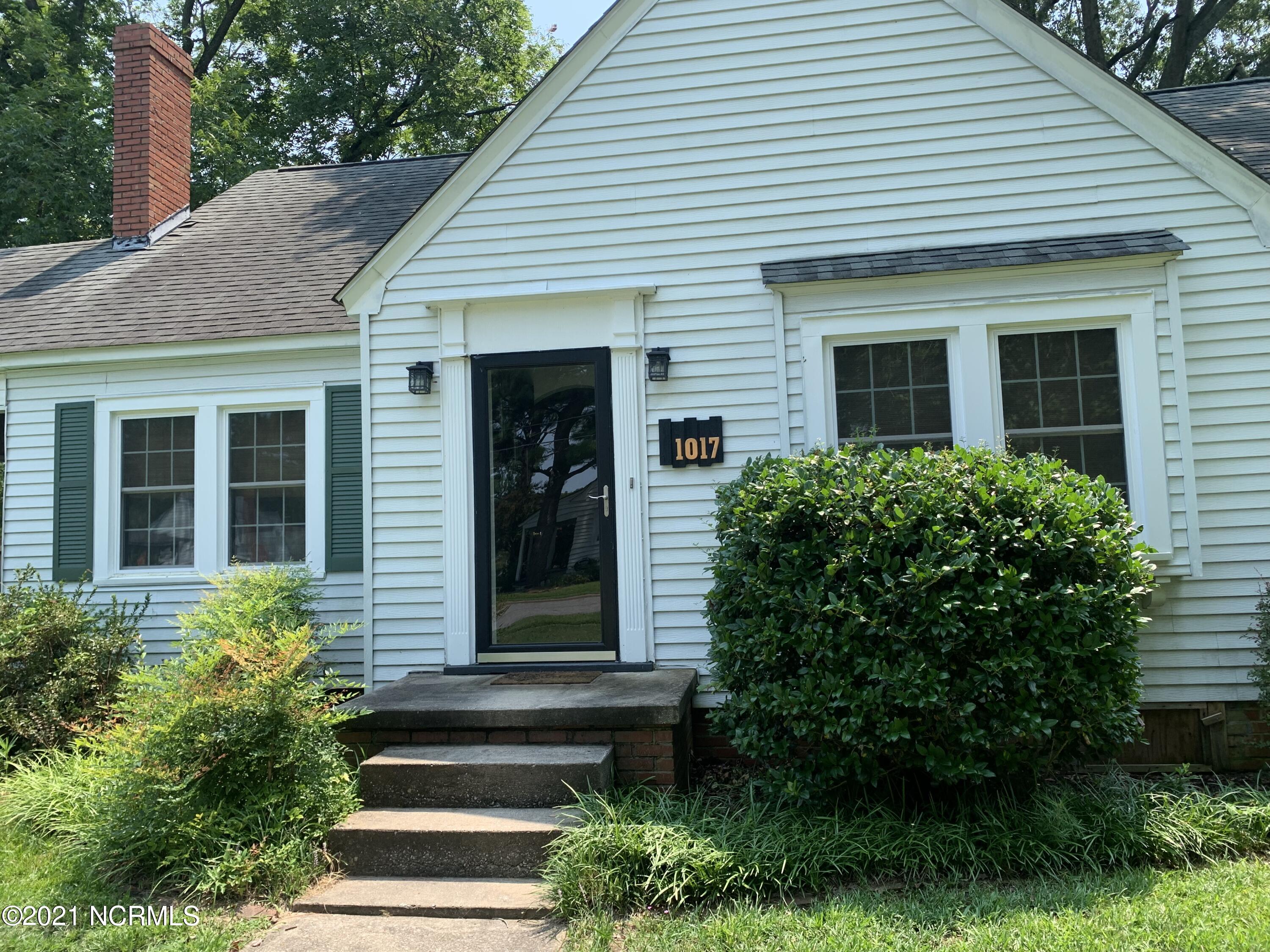 1017 Nicholson Street Washington, NC 27889 - Photo 2 of 27 Charmer on large corner lot