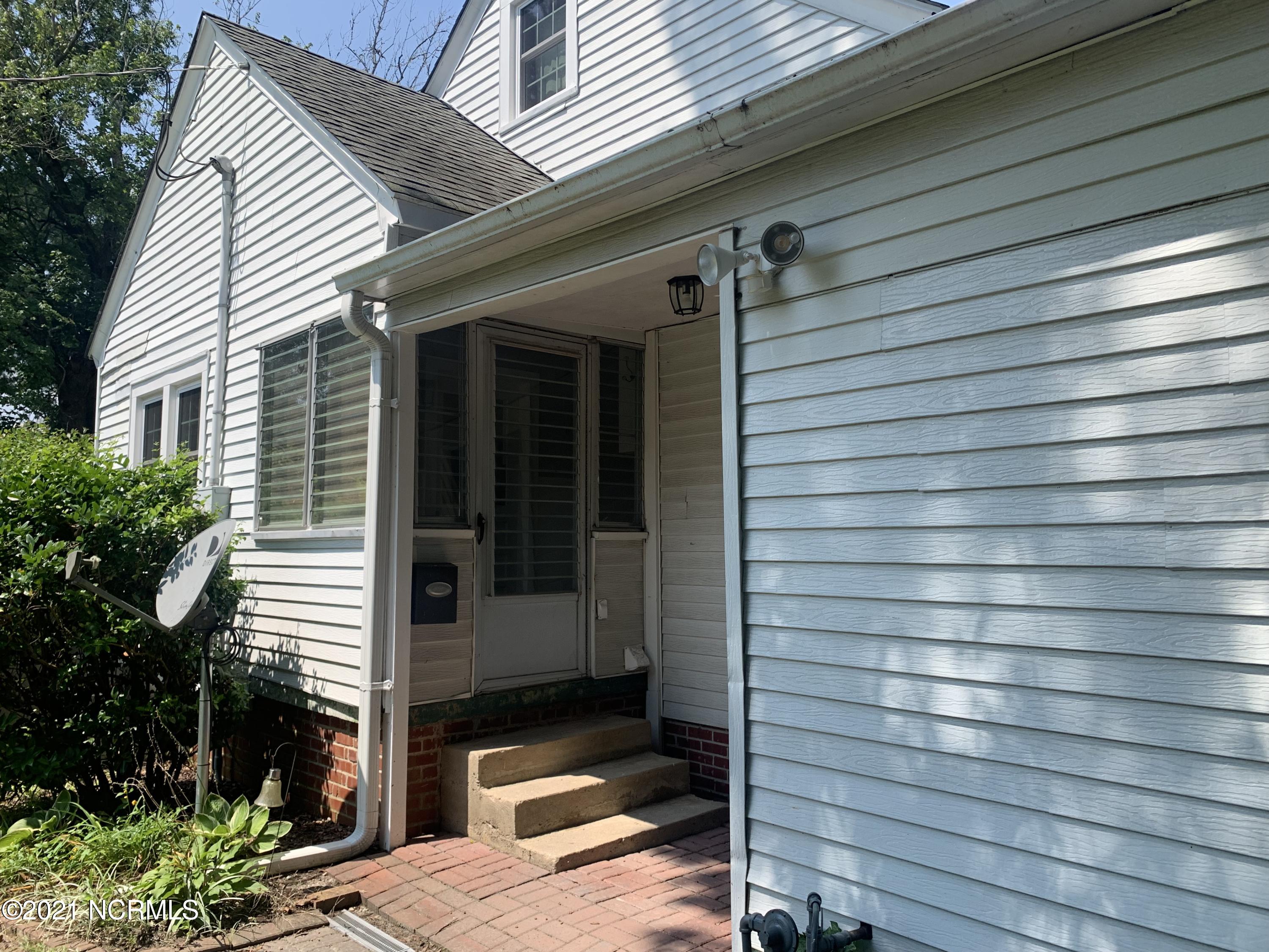 1017 Nicholson Street Washington, NC 27889 - Photo 21 of 27 Side entrance