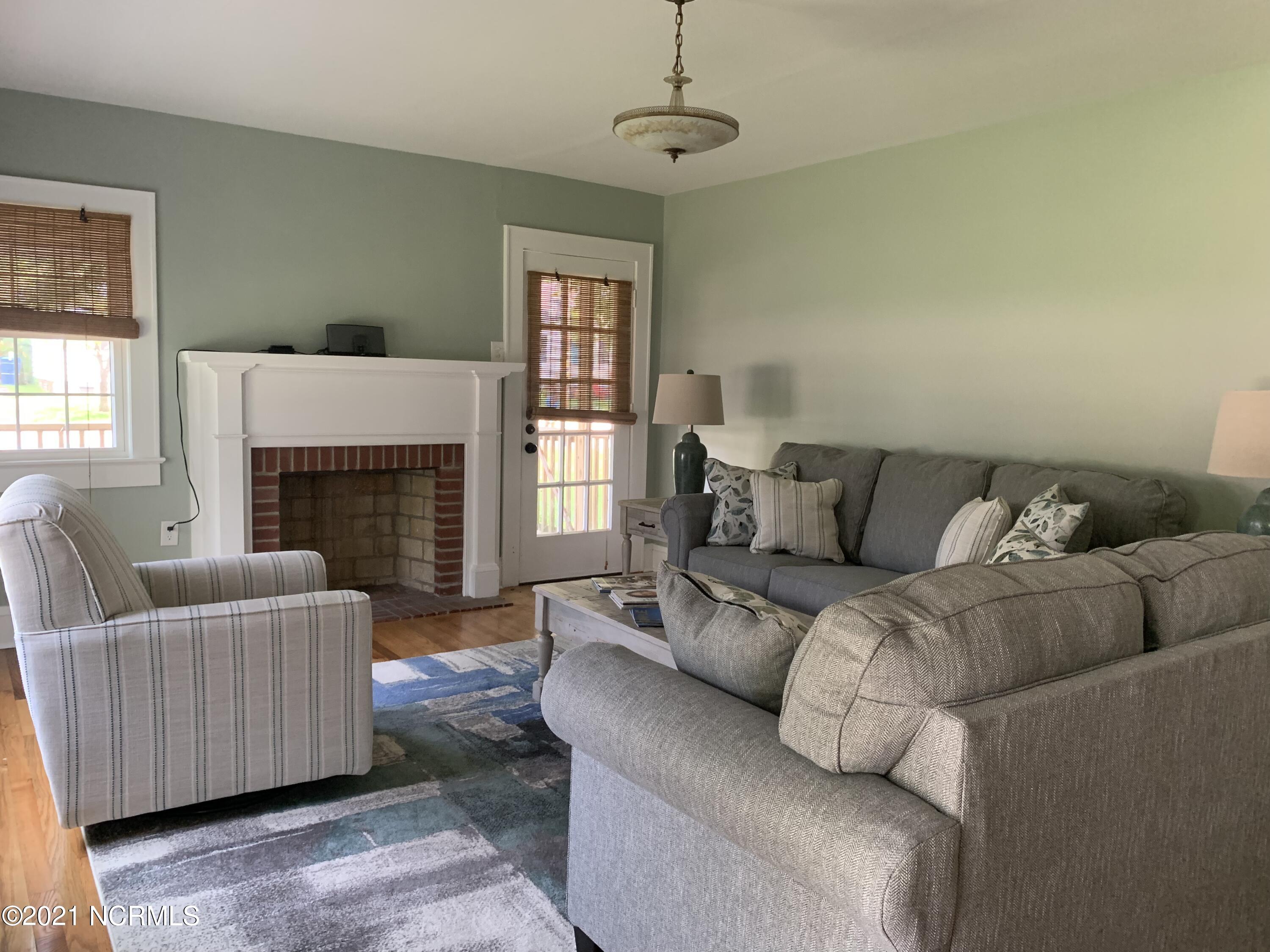 1017 Nicholson Street Washington, NC 27889 - Photo 3 of 27 Furnished